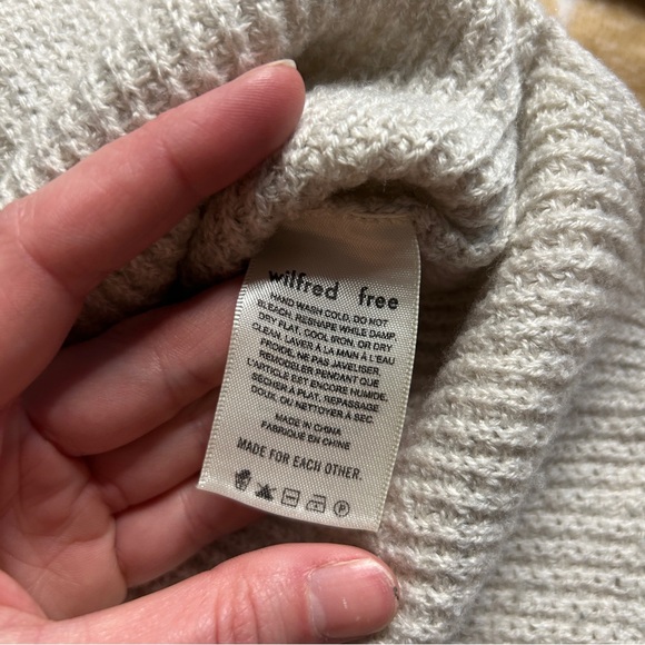 WILFRED | Aritzia Waffle Vneck Sweater | XS - Picture 3 of 8